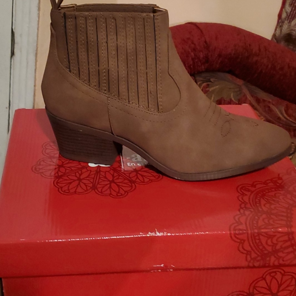 Andrea Boots